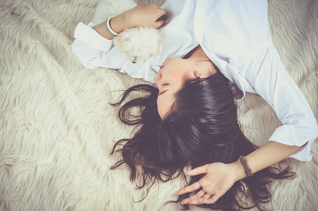 Dormir avec son chat ou son chien, une bonne idée ? 21 girl gf3a738648 640
