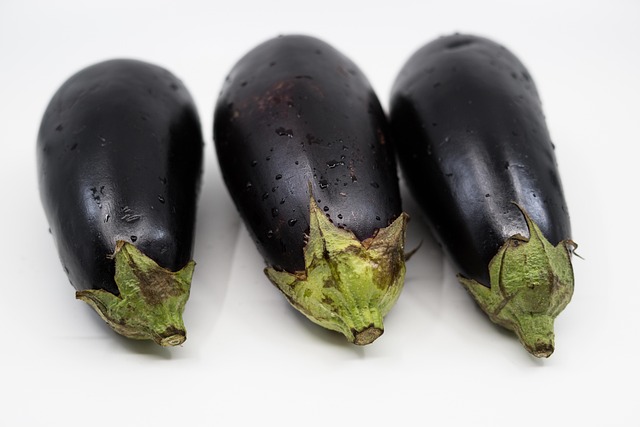 Cuisinez les fruits et légumes de saison en octobre : le panier AMAP 3 eggplant g51c8f2977 640