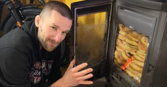 VIDÉO. Poêle à granulés : il remplace les pellets par des beignets. Le résultat est spectaculaire. 1 Normal 2026 02 23T072223.643 560x294 1