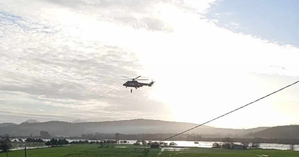 Ouazzane : une famille secourue par hélicoptère après la montée des eaux du barrage Al Wahda 3 image 10