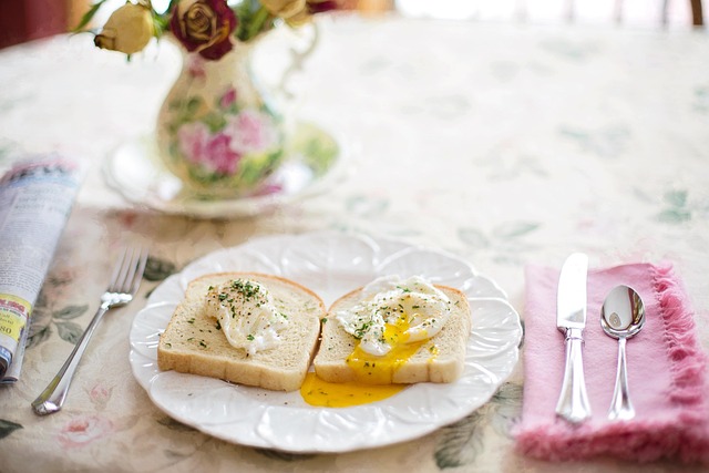 L’art des oeufs pochés : technique et recettes gourmandes 9 jillwellington poached eggs on toast g707bc55f0 640