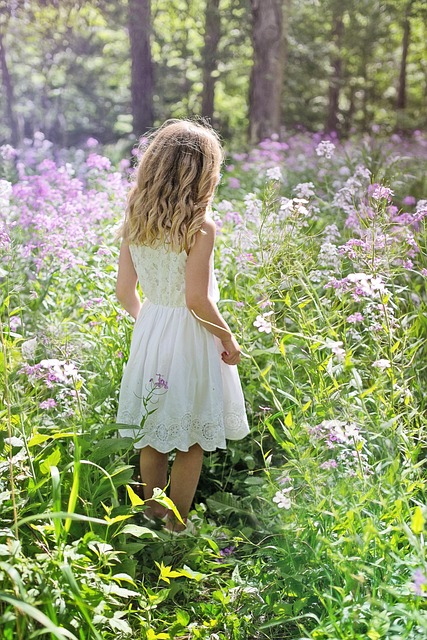 Réflexologie : 15 avantages de marcher pieds nus 13 jillwellington child gae138a98f 640